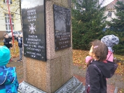 POD POMNIKIEM PATRONA